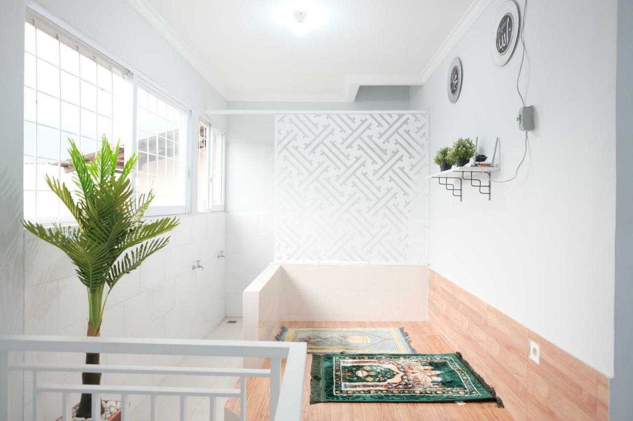 Reddoorz Syariah Near Siloam Hospital Kebon Jeruk Otel Cakarta Dış mekan fotoğraf